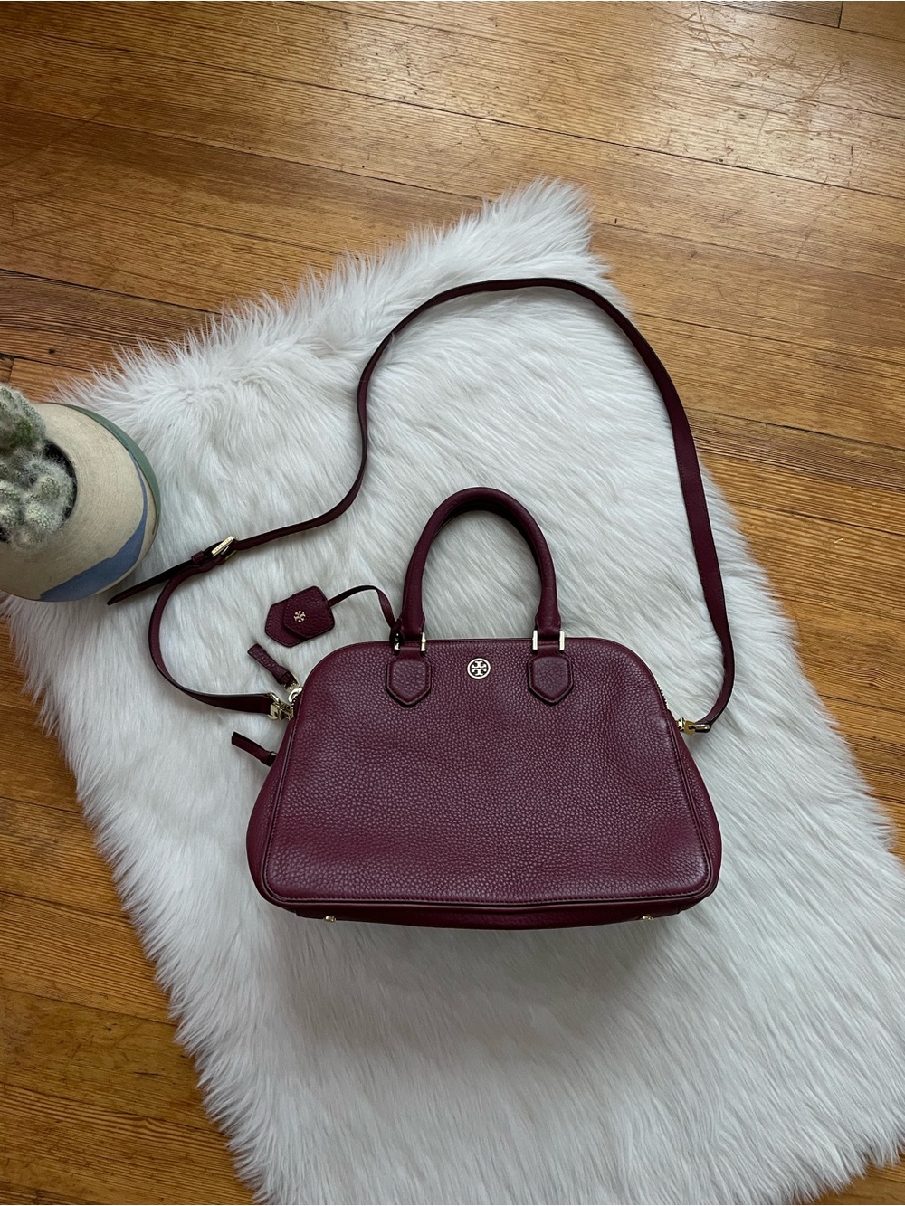 LIKE NEW Tory Burch Robinson pebbled leather triple zip bag